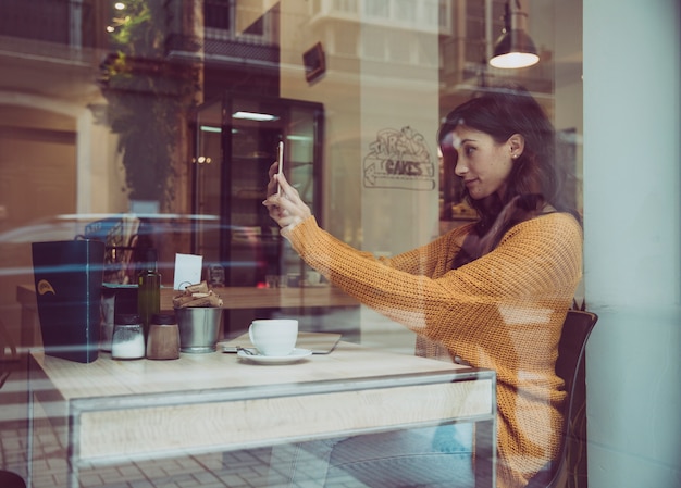 Mulher, levando, selfie, em, café