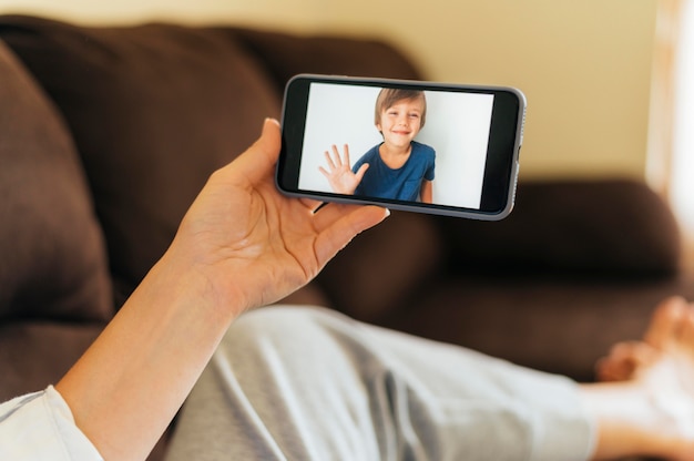 Mulher ligando para o sobrinho em vídeo durante a quarentena