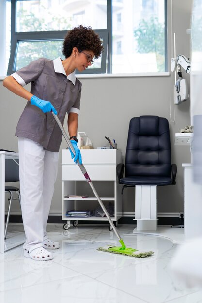 Mulher limpando o consultório do oftalmologista