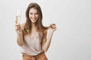 Foto grátis mulher linda boba com taça de champanhe