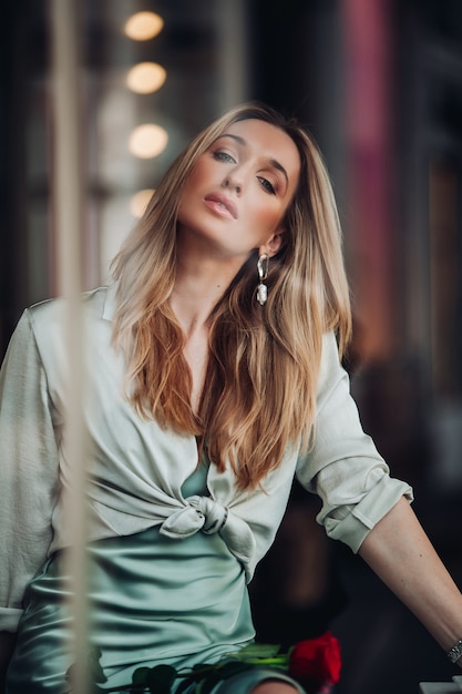 Mulher linda com cabelo comprido posando para a câmera
