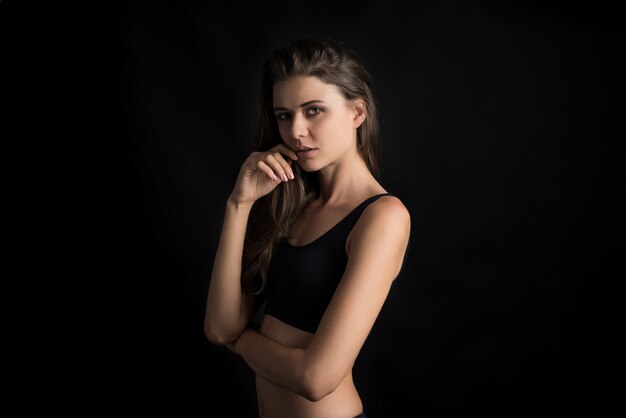 Mulher linda com corpo saudável em fundo preto