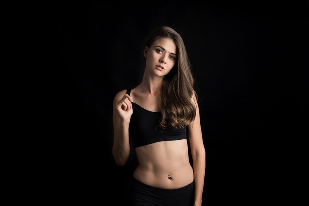 Mulher linda com corpo saudável em fundo preto
