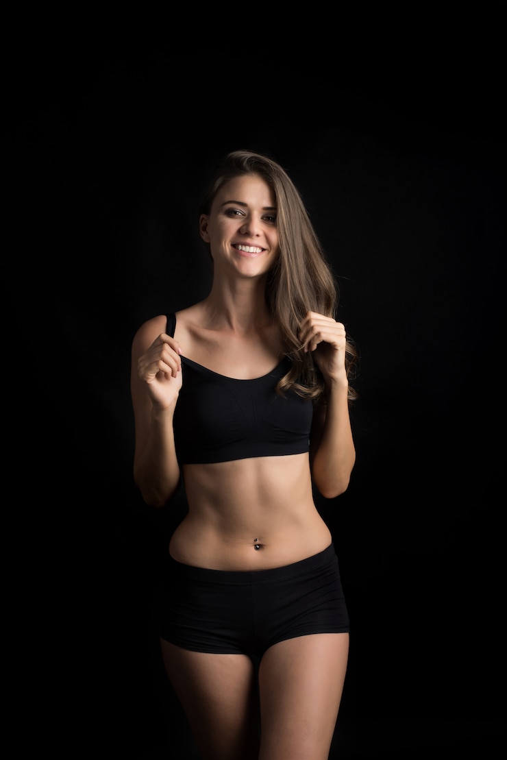 Foto grátis mulher linda com corpo saudável em fundo preto