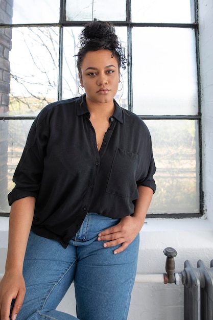 Mulher linda e confiante dentro de casa