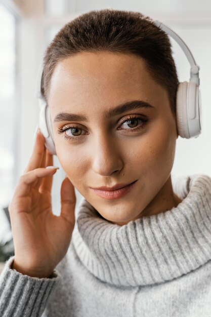 Foto grátis mulher linda em close-up com fones de ouvido