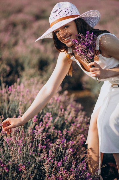 Mulher linda em um vestido branco em um campo de lavanda