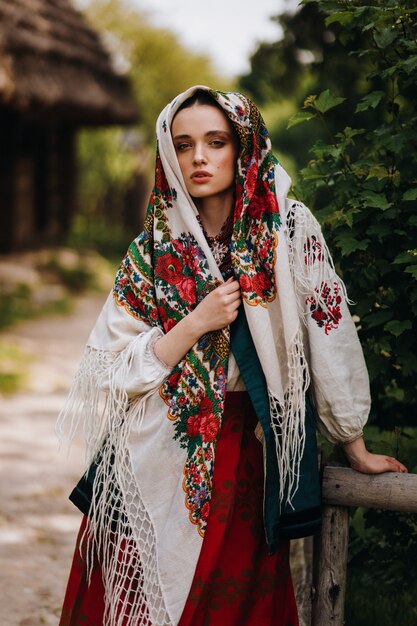 Mulher linda em um vestido tradicional bordado