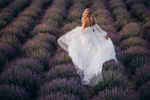 Foto grátis mulher linda em vestido de noiva em campo de lavanda