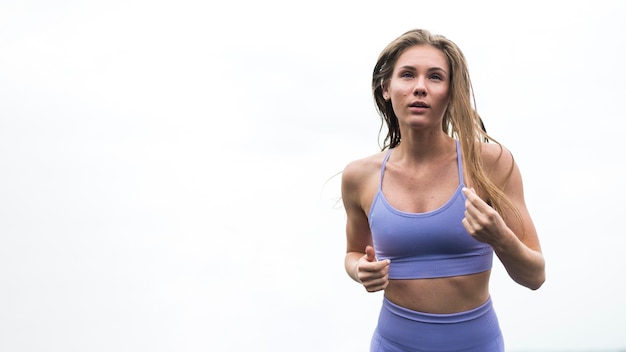 Mulher linda fazendo exercícios tiro médio