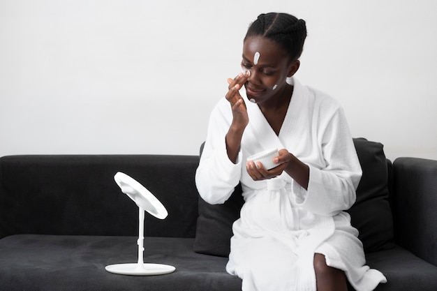 Mulher linda fazendo tratamento facial em casa