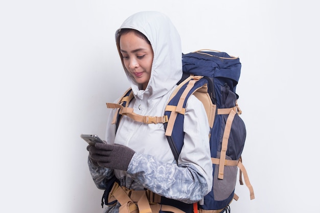 Mulher linda jovem alpinista asiática usando telefone celular isolado no fundo branco Foto Premium