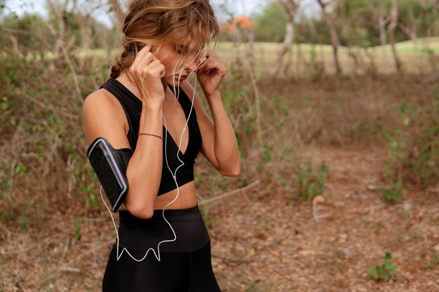 Mulher linda ouvindo música no parque