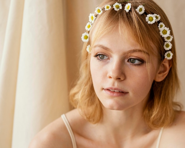 Foto grátis mulher linda posando com uma delicada coroa de flores da primavera