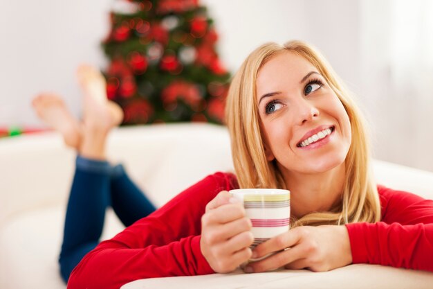 Mulher linda sonhando com presentes de natal