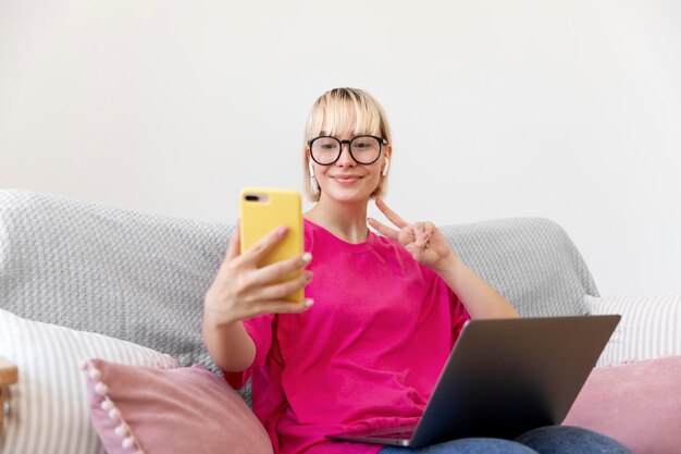 Mulher linda tirando uma selfie enquanto trabalhava em casa