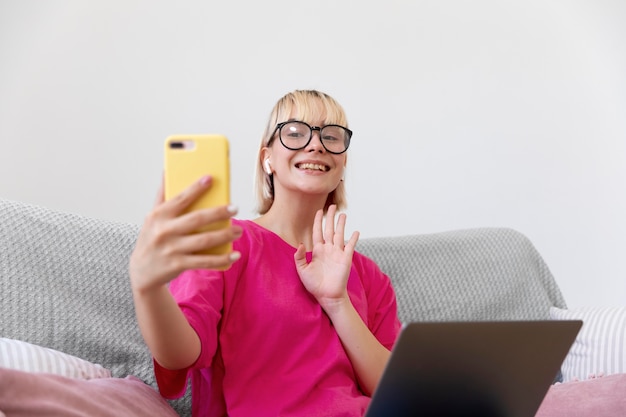 Mulher linda tirando uma selfie enquanto trabalhava em casa