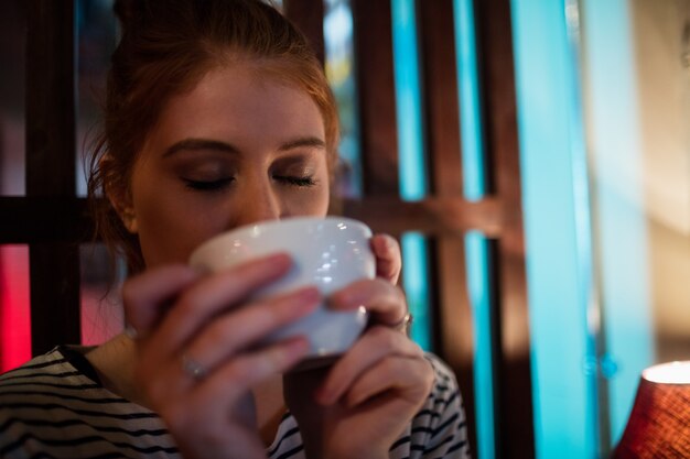 Mulher linda tomando café