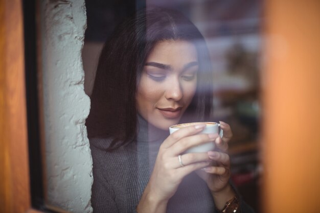 Mulher linda tomando uma xícara de café