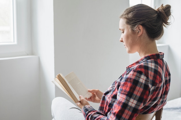 Foto grátis mulher, livro leitura, casa