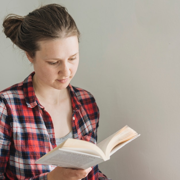 Mulher, livro leitura, casa