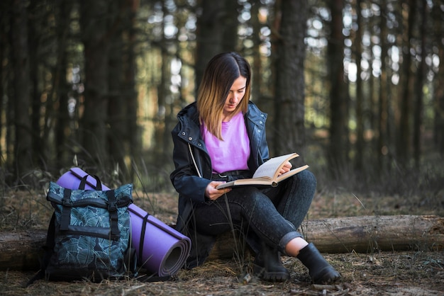 Mulher, livro leitura, em, floresta