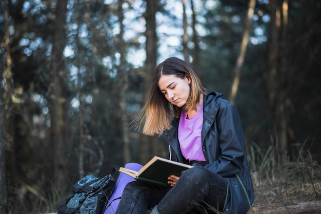 Mulher, livro leitura, em, natureza