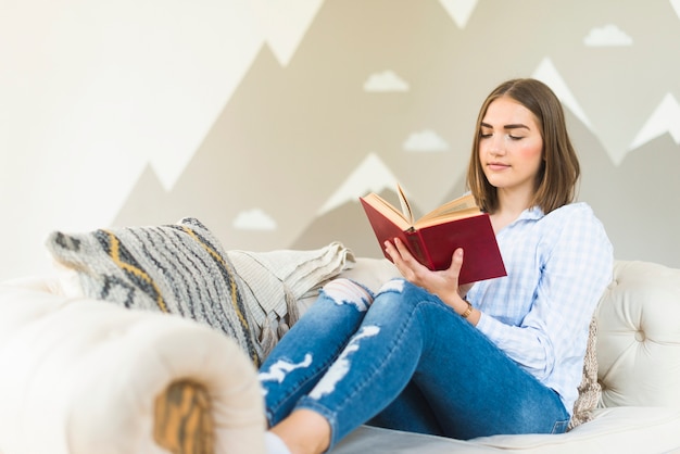 Mulher, livro leitura, ligado, sofá, em, sala de estar