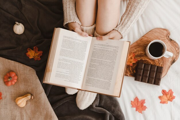 Mulher, livro leitura, perto, lanche, e, outono, símbolos