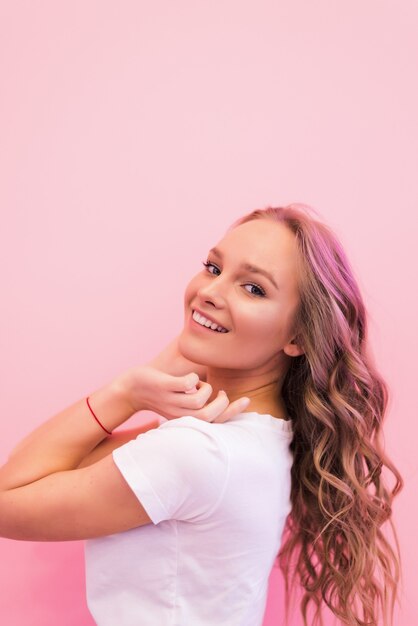 Mulher loira com cabelo cacheado lindo sorrindo isolada