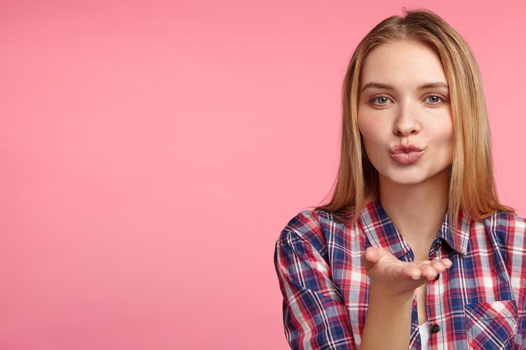Foto grátis mulher loira com camisa listrada