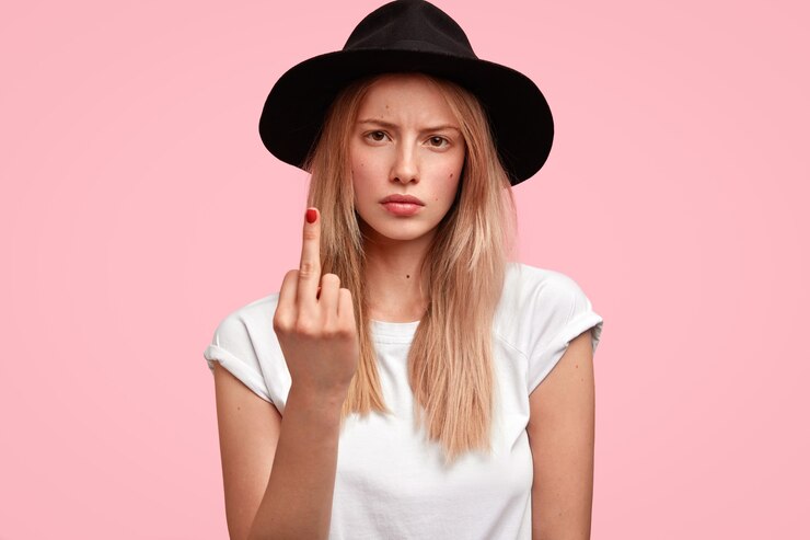 Foto grátis mulher loira com chapéu grande e camiseta casual