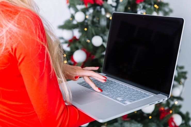 Foto grátis mulher loira com laptop perto de árvore de natal