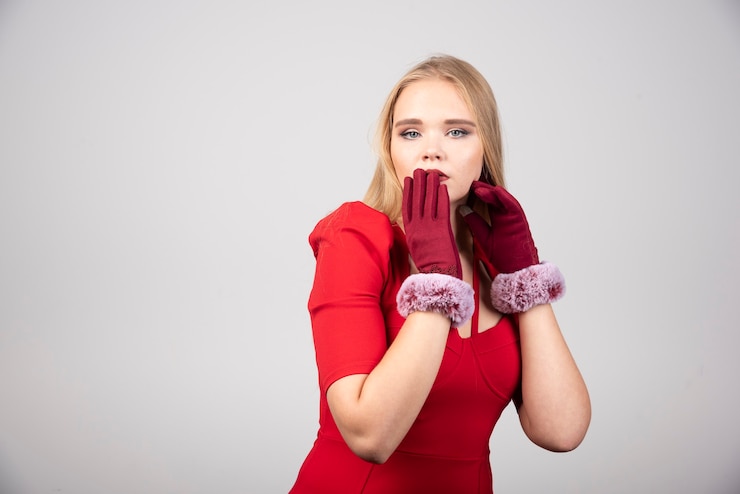 Foto grátis mulher loira com vestido de cocktail vermelho, sentindo-se surpresa.