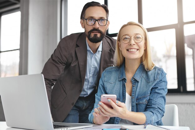 Mulher loira conversando com um colega de trabalho