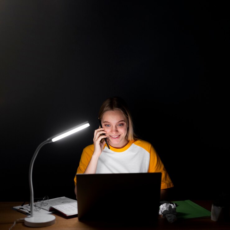 Foto grátis mulher loira falando no telefone