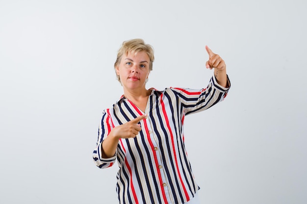 Foto grátis mulher loira madura com uma camisa listrada vertical