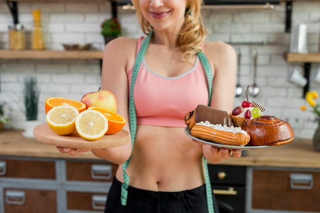 Mulher loira na cozinha com frutas