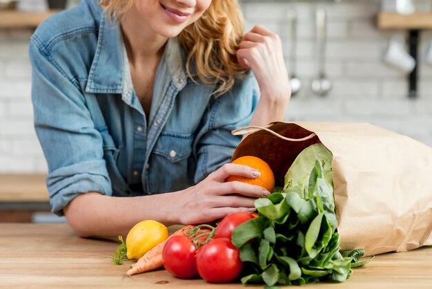 Mulher loira na cozinha