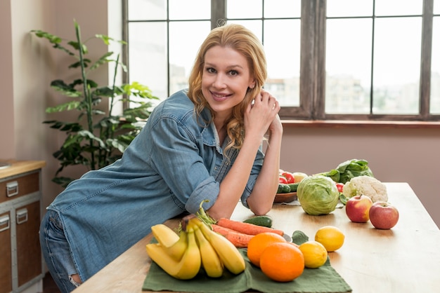 Mulher loira na cozinha