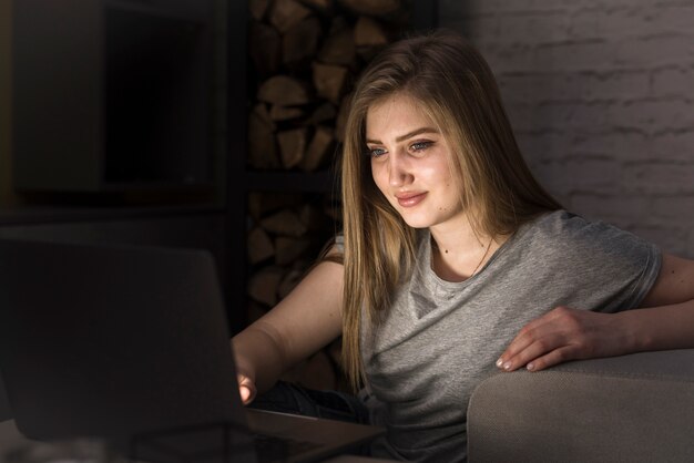 Mulher loira olhando em seu laptop