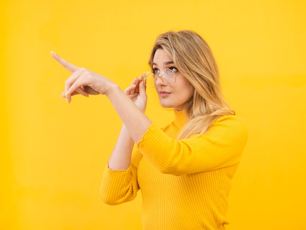 Mulher loira posando com óculos