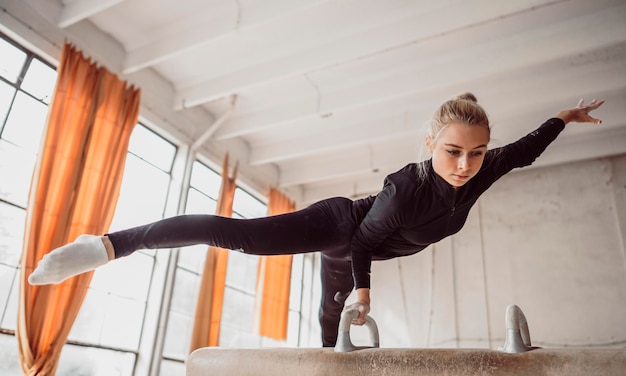 Mulher loira treinando para campeonato de ginástica