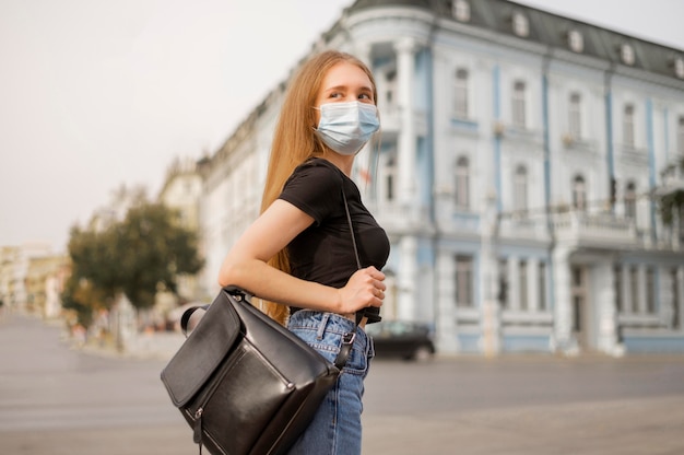 Foto grátis mulher loira usando máscara médica do lado de fora