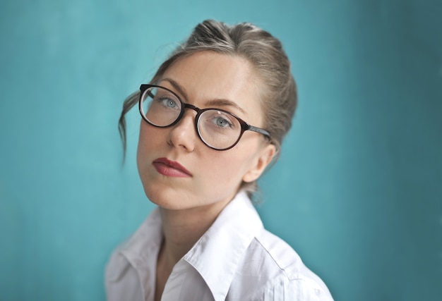 Foto grátis mulher loira usando óculos ópticos e uma camisa branca