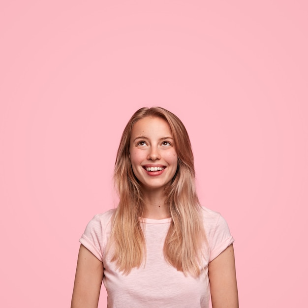 Mulher loira vestindo camiseta rosa