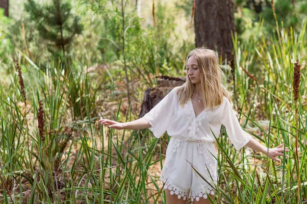 Foto grátis mulher loura que olha para baixo no parque