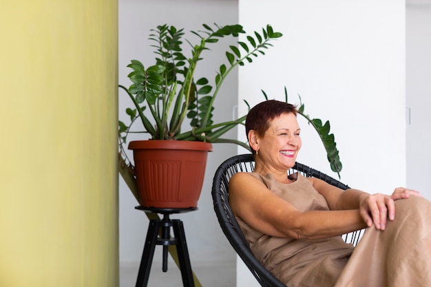 Foto grátis mulher madura com cabelo curto rindo