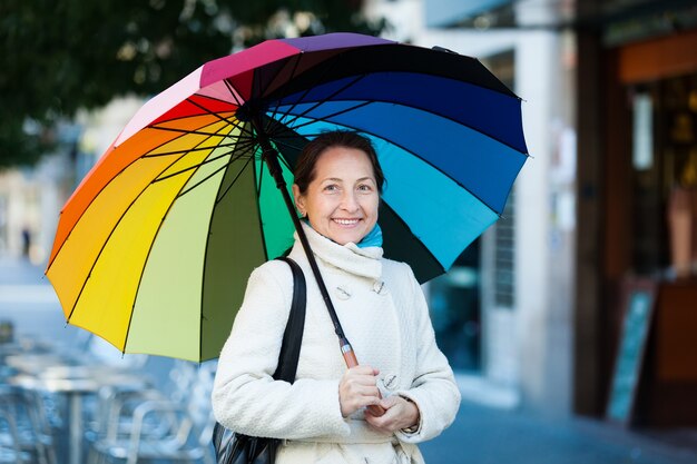 mulher madura com guarda-chuva no outono