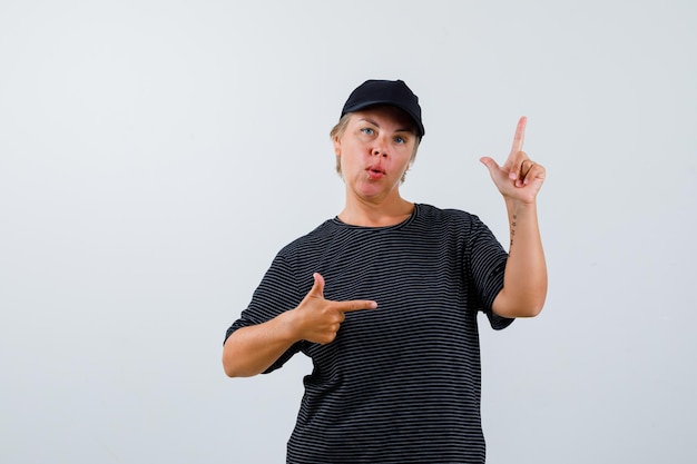 Mulher madura loira em uma camiseta preta e um boné preto